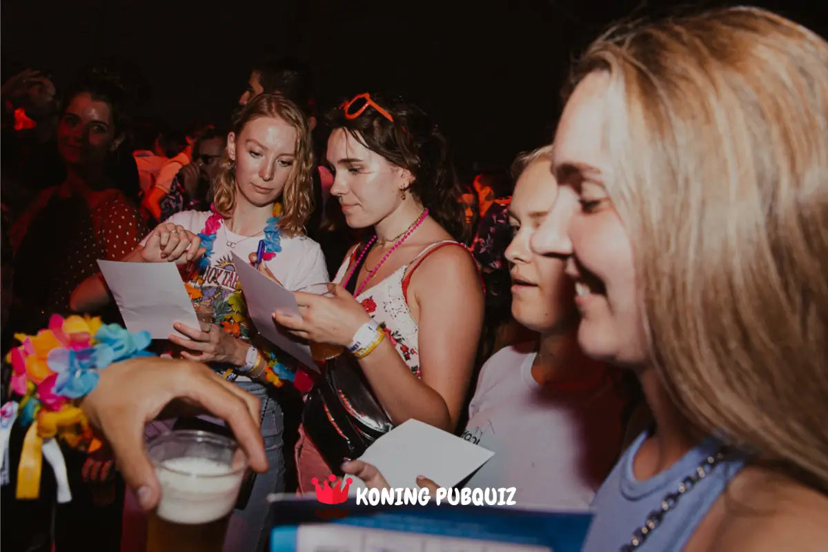 vriendinnen spelen een muziekbingo van koning pubquiz tijdens een feestje