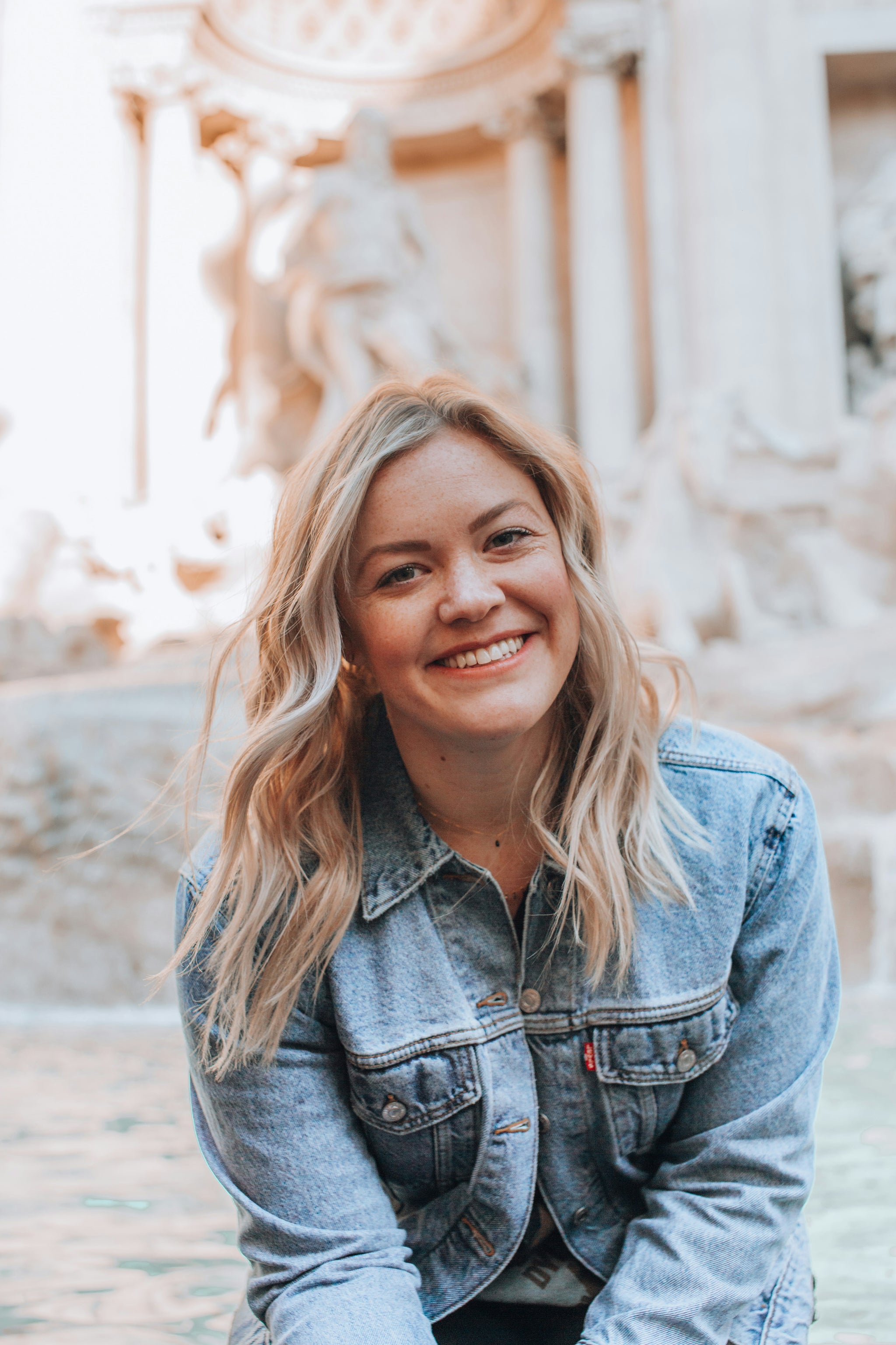 //koningpubquiz.nl/cdn/shop/files/Vrouw_in_denim_jacket_2048x.jpg?v=1791058097
