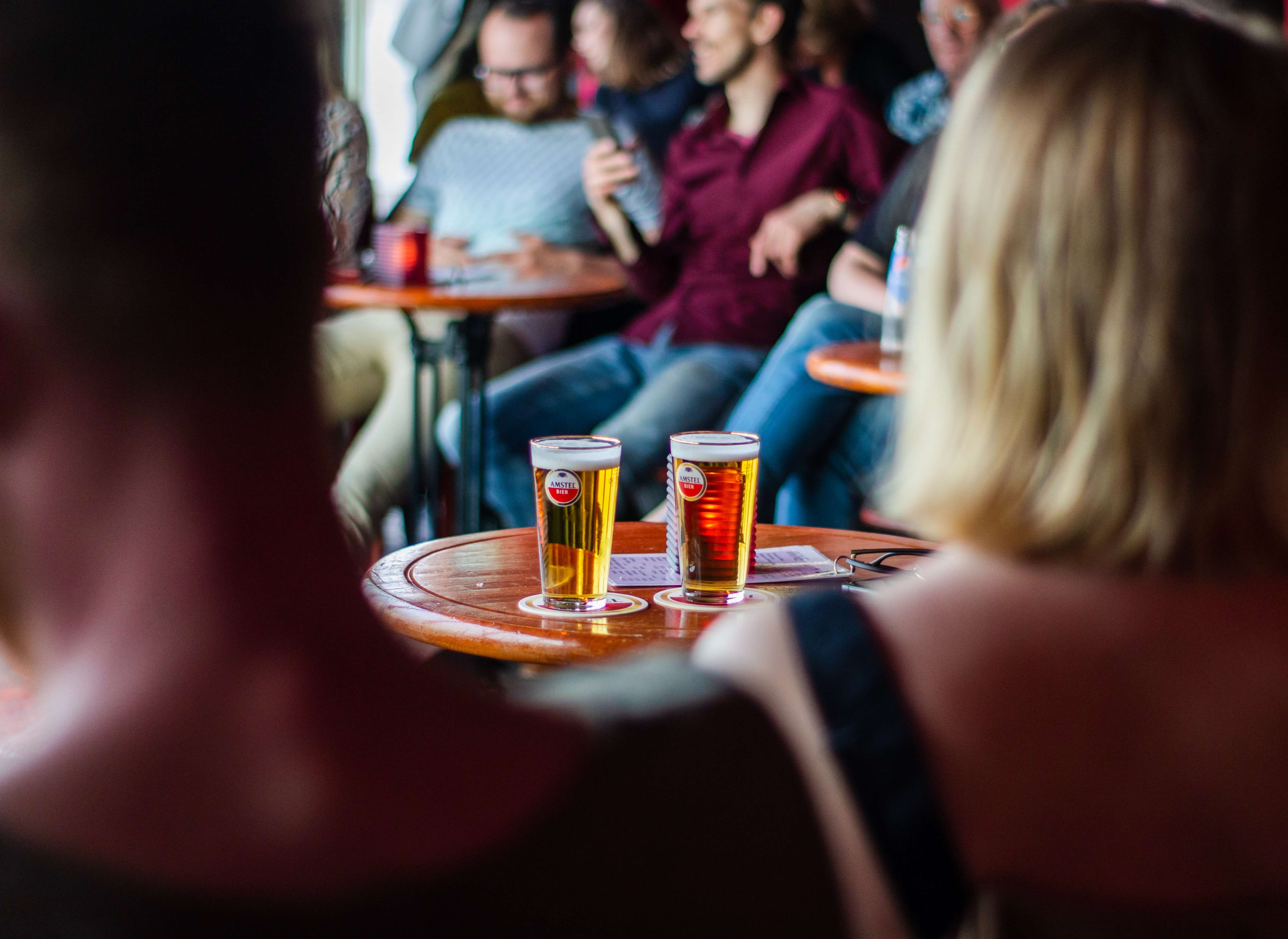 PubQuiz kopen voor een gezellige quizavond met vrienden, familie of collega's met de kant en klare pubquiz pakketten van Koning PubQuiz