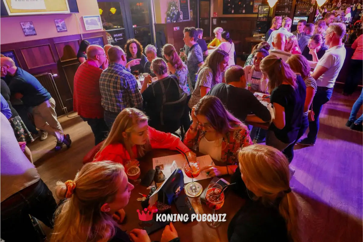 een pubquiz van koning pubquiz wordt gespeeld in de kroeg tijdens een gezellige quizavond